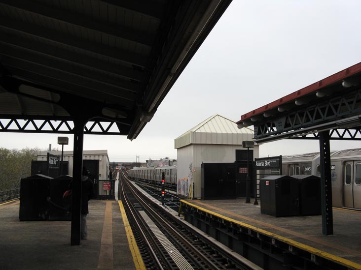 Astoria Boulevard Subway Station, Astoria, Queens, April 20, 2009