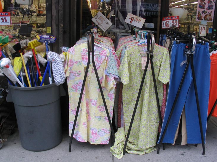 Muumuus, Broadway, Astoria, Queens, March 28, 2004