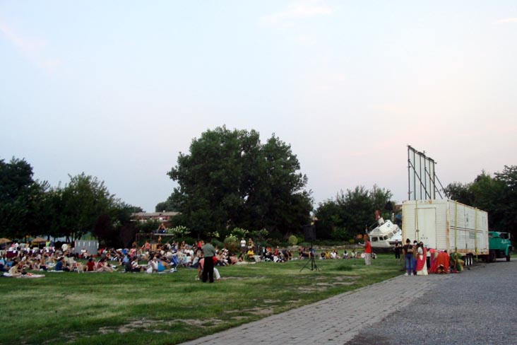Outdoor Cinema: Kal Ho Naa Ho, Socrates Sculpture Park, 32-01 Vernon Boulevard, Astoria, Queens, August 8, 2007