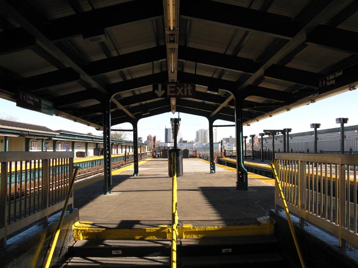 Platform, Mets-Willets Point 7 Train Station, Flushing Meadows Corona Park, Queens, December 17, 2009