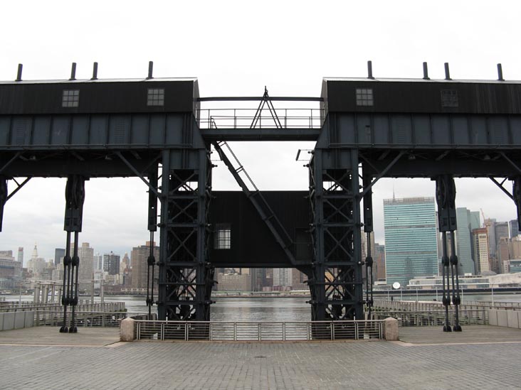 Gantry Plaza State Park, Hunters Point, Long Island City, Queens, December 9, 2008