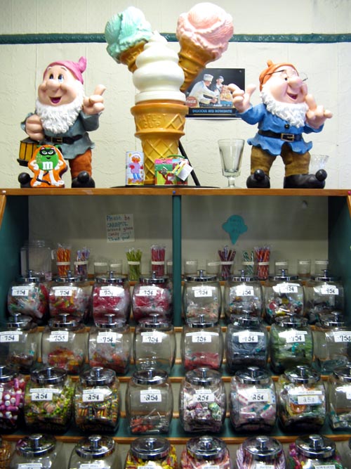 Egger's Ice Cream Parlor, 7437 Amboy Road, Tottenville, Staten Island, Juen 7, 2008, 7:47 p.m.